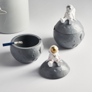 创意宇航员吸烟缸 北欧ins风防飞灰带盖烟灰缸 创意桌面摆件