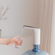 智能触摸抽水器 电动压水器饮水机自动上水器桶装水抽水器 比较实用的小礼品